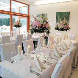 Krásná svatba pana a paní Krausových, která se nesla v pudrových bravách, jednoduchosti a elegance. Na dekorace byly použity výhradně květy nejvyšší kvality. Na přání nevěsty Anglické růže, Pivoňky, Hortenzie, a další krásné květiny.